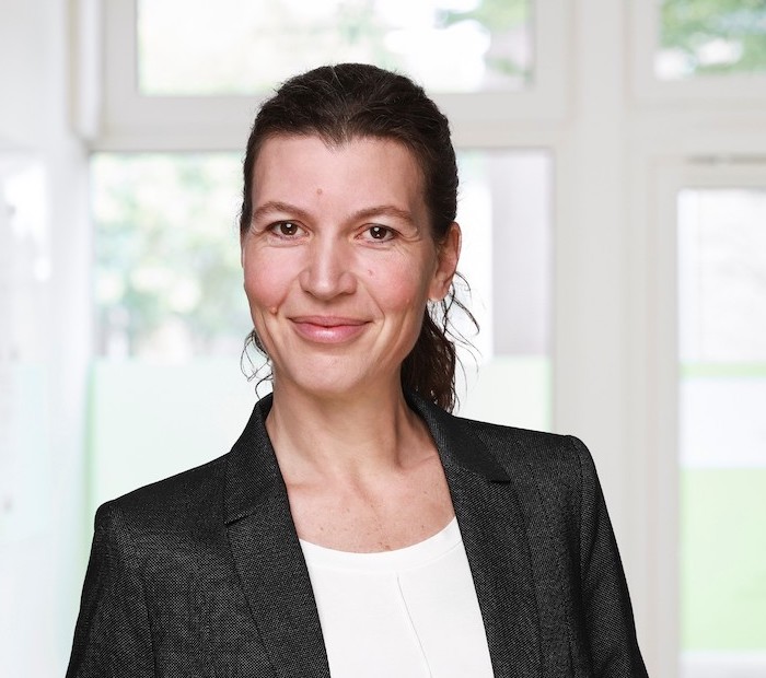 Porträtbild. Lächelnde Mitarbeiterin Dr. Janine Kraunus der Stiftung Freundeskreis in Hamburg.